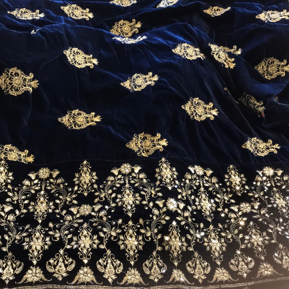 Unique gold embroidered Velvet Wrap.Chic/NWOT💕